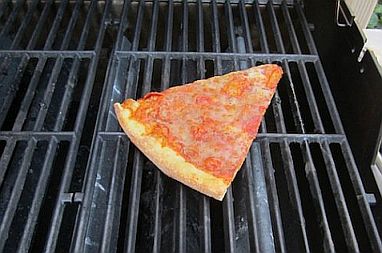 reheating-pizza-slice-over-the-grill